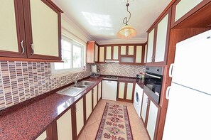 Vila, 5 kamar tidur | Dapur pribadi | Lemari es besar, oven, kompor, dan mesin pencuci piring