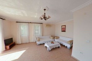 Villa, 5 Bedrooms | Living room