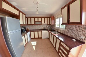 Villa, 5 Bedrooms | Private kitchen