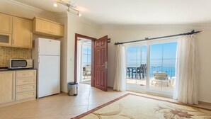 Villa, 6 Schlafzimmer | Wohnbereich | Flachbildfernseher