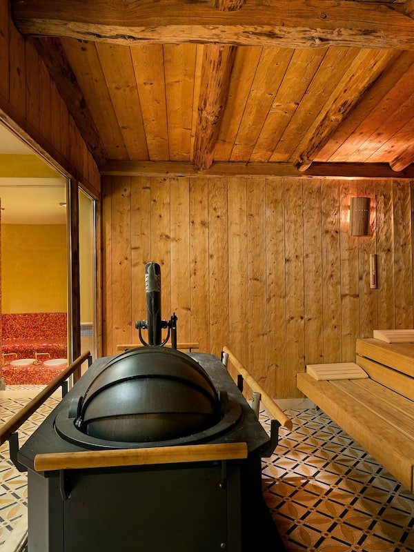 Couples treatment rooms, sauna, hot tub, steam room, Turkish bath