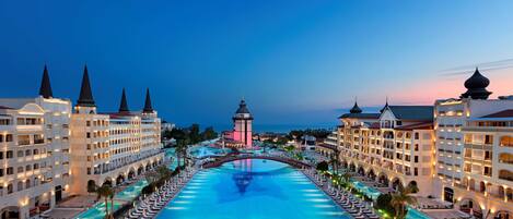 Una piscina techada, 3 piscinas al aire libre