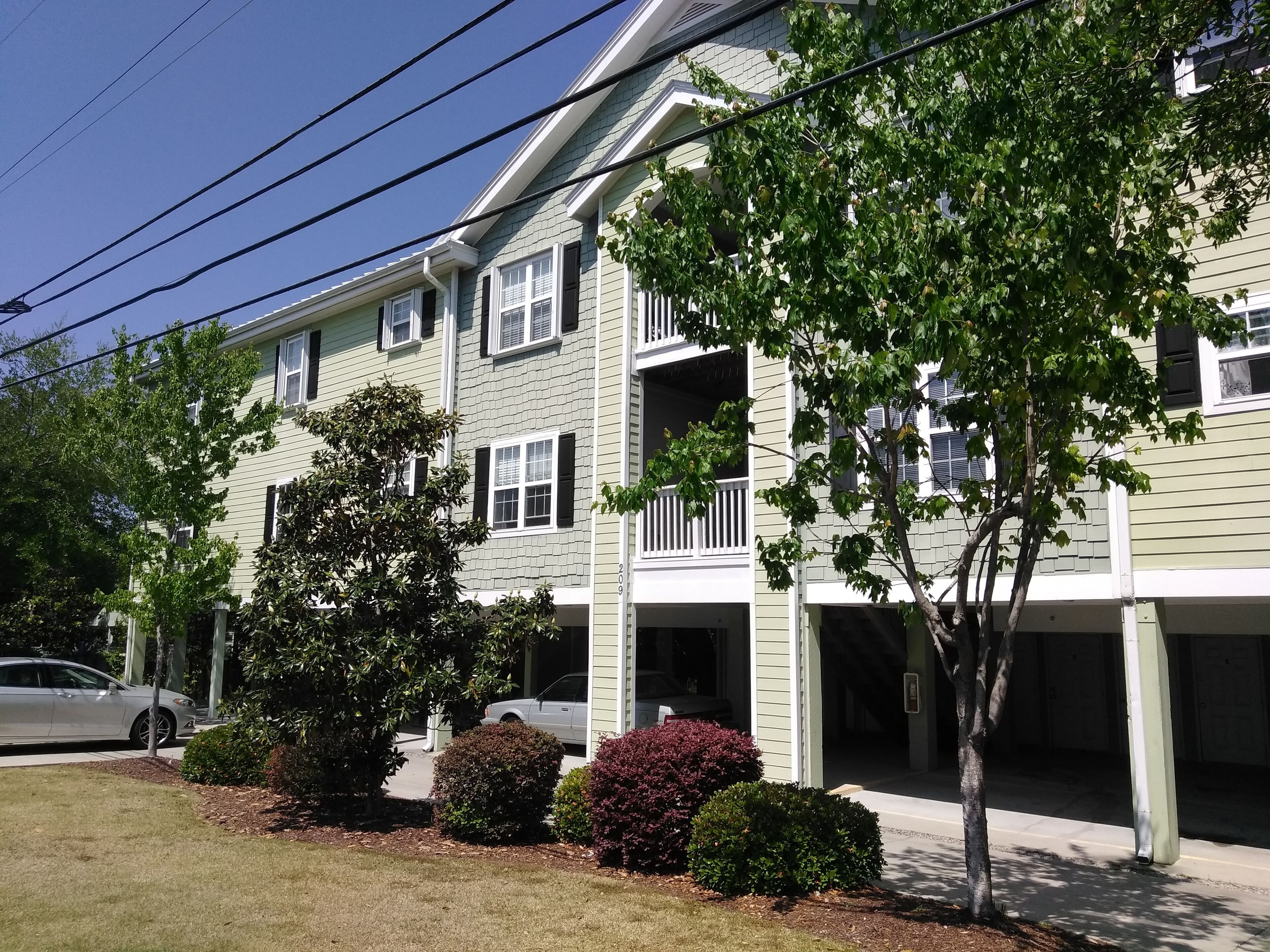 Comfortable 2 Bedroom, 2 Bathroom Condo, 2 Blocks from the Beach