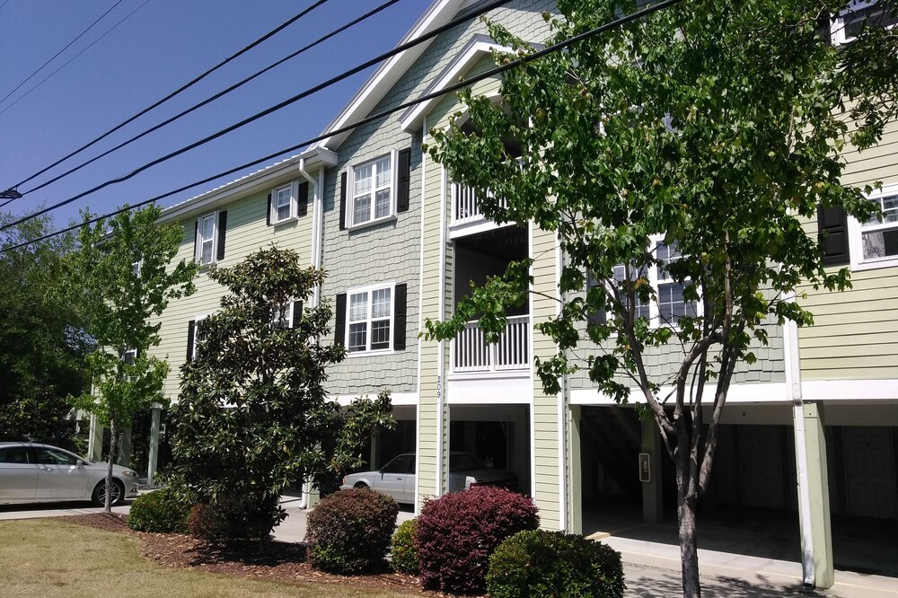 Comfortable 2 Bedroom, 2 Bathroom Condo, 2 Blocks from the Beach