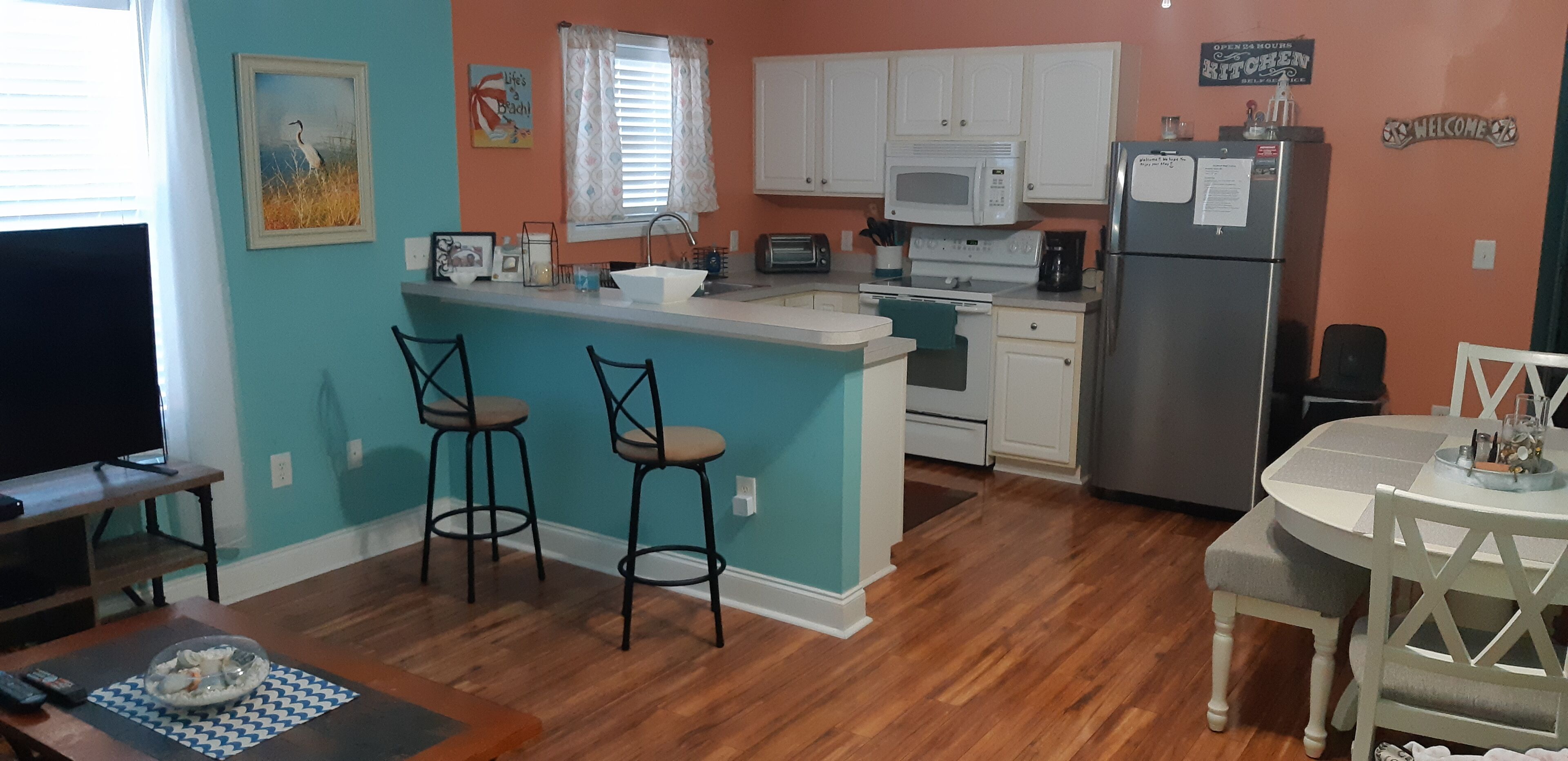 Comfortable 2 Bedroom, 2 Bathroom Condo, 2 Blocks from the Beach