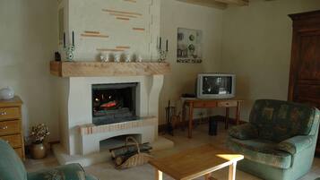 Télévision, cheminée, lecteur de DVD, table de tennis de table