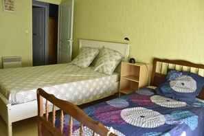 2 chambres, fer et planche à repasser, accès Internet, draps fournis