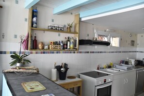 Réfrigérateur, micro-ondes, lave-vaisselle, cafetière/bouilloire