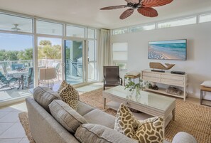 Een smart-tv, een dvd-speler, boeken en een printer