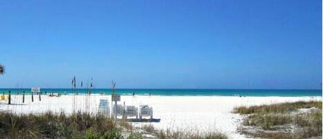 Plage, chaises longues, serviettes de plage