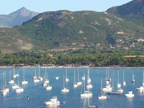  calvi 2P climatisé wifi +terrasse+parking à 100m de la plage et des commerces