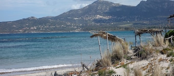 calvi 2P airconditioning wifi + terras + parkeren 100m van het strand en winkels