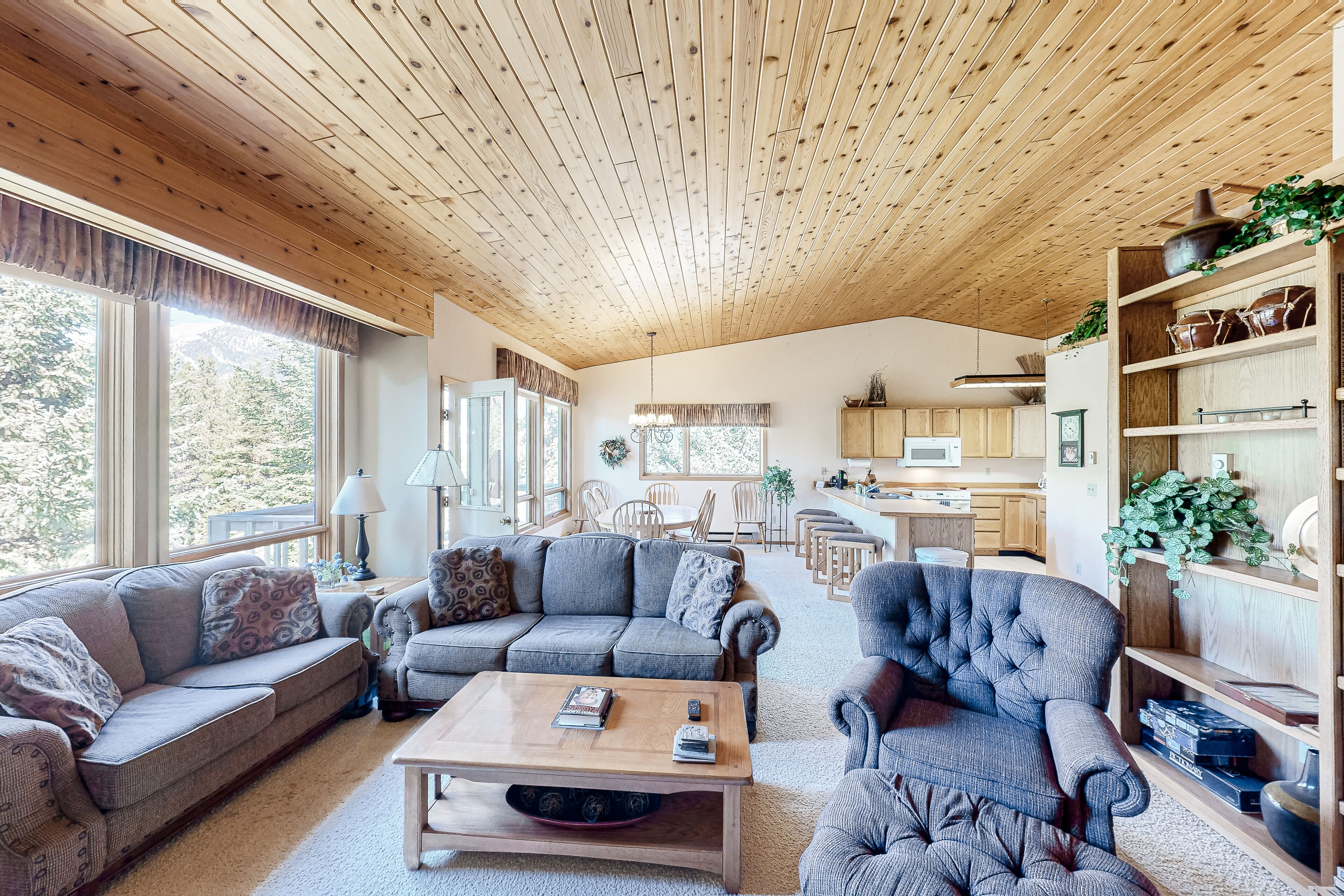 Cozy mountain-view condo with fireplace, deck, access to pool & sauna