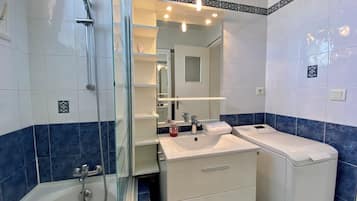 Baignoire, sĂšche-cheveux, serviettes fournies, savon