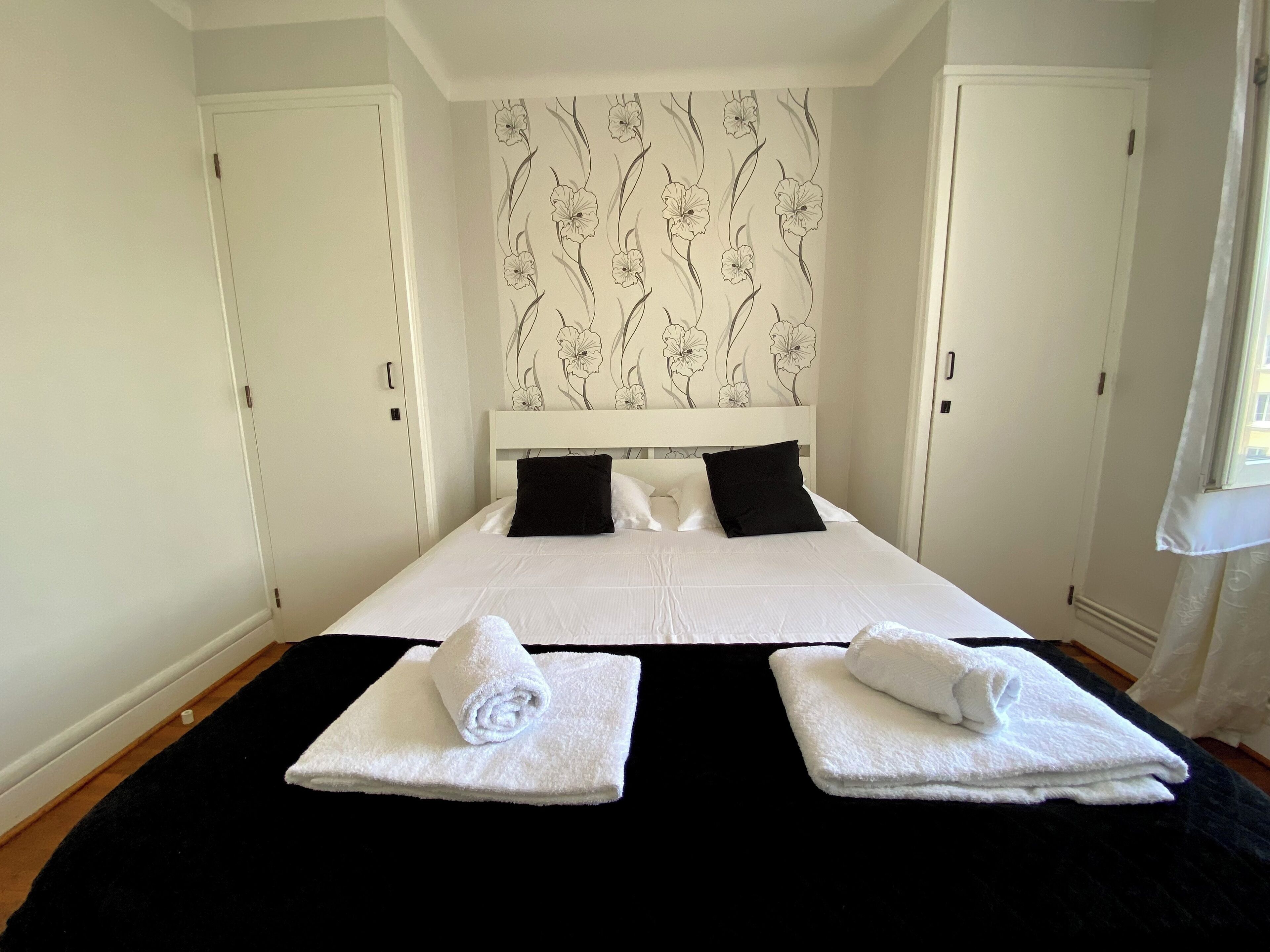 3 slaapkamers, een strijkplank/strijkijzer, wifi, beddengoed