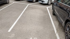 Un estacionamiento con espacios delimitados y automóviles estacionados.