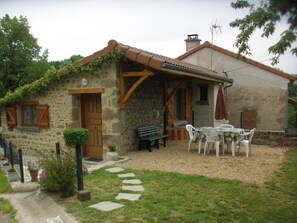 Outdoor dining - GITE IN AUVERGNE (PUY de DOME) (Lieu-dit Les Villes, Ceilloux)