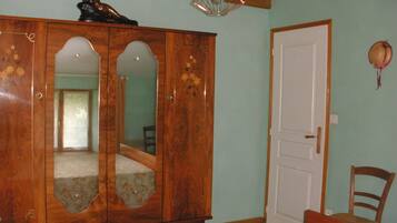 1 makuuhuone, silitysrauta/-lauta