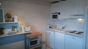 Réfrigérateur, micro-ondes, four, plaque de cuisson