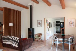 Interior - A beautiful contemporary villa with a pool in the heart of the Alpilles, near Saint-Rémy. (Saint-Étienne-du-Grès)