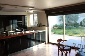 Private kitchen - A beautiful contemporary villa with a pool in the heart of the Alpilles, near Saint-Rémy. (Saint-Étienne-du-Grès)