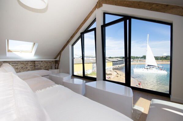 12 chambres, bureau, fer et planche à repasser, lit parapluie