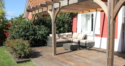 Haus mit Terrasse, Außenküche und schönem Garten zum Sonnenbaden