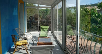 Unabhängige Villa mit Garten und Pool-Bereich in der Nähe der Innenstadt