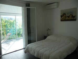 4 bedrooms, iron/ironing board, free WiFi, wheelchair access - Independent villa with garden and swimming pool area near downtown (Brignoles)