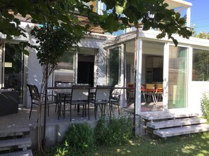 Outdoor dining - Independent villa with garden and swimming pool area near downtown (Brignoles)