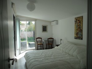 4 bedrooms, iron/ironing board, free WiFi, wheelchair access