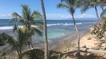 Rannalla, aurinkotuoleja, rantapyyhkeitÀ