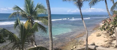 På stranden, solstolar och strandhanddukar