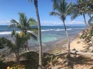 På stranden, solsenger og strandhåndklær