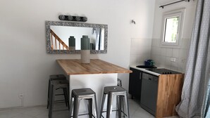 A compact kitchen with a wooden countertop, a sink, and a small window. - I mini villa 4/6 pers with swimming pool in Porto vecchio (Porto-Vecchio)