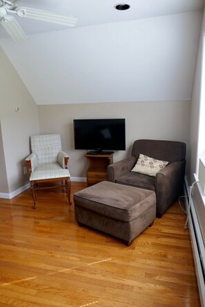 Smart TV, fireplace, DVD player