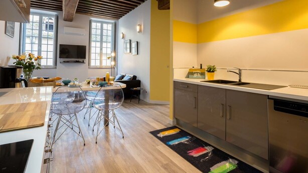 A modern kitchen with a dining area, wooden ceiling beams, and a large window. - BSH - Beaune Allerey - Parking included (Beaune)