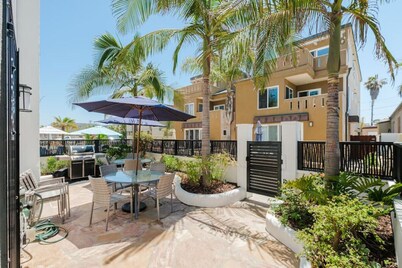 Beachy Keen Townhome on Jersey Crt! Steps to Sand