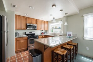 冷蔵庫、電子レンジ、オーブン、コンロ