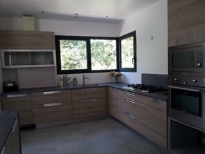 Fridge, microwave, oven, stovetop - Contemporary air-conditioned villa in large Mediterranean-type landscape garden (Assas)