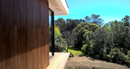 Contemporary air-conditioned villa in large Mediterranean-type landscape garden