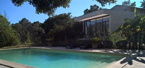 Outdoor pool - Contemporary air-conditioned villa in large Mediterranean-type landscape garden (Assas)