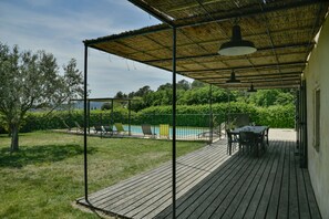 Outdoor dining - Authentic house La Romance,  closed private pool and garden, Provence, Ardèche  (Bagnols-Sur-Cèze)
