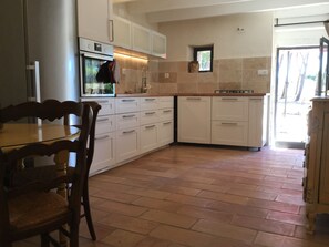 Frigorífico, microondas, horno y placa de cocina