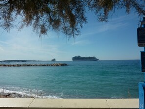 On the beach - "MADAME CHIC" ... Distinguished and warm, the apartment is in its image ... (Cannes)