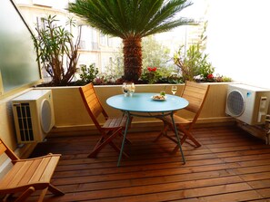 Outdoor dining - "MADAME CHIC" ... Distinguished and warm, the apartment is in its image ... (Cannes)
