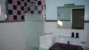 Ensemble baignoire-douche, séchoir à cheveux