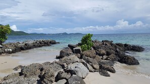 Una spiaggia nelle vicinanze
