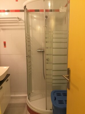 Dusche, Haartrockner, Handtücher, Toilettenpapier