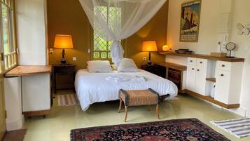 6 makuuhuonetta, työpöytä, silitysrauta/-lauta, vauvan matkasänky